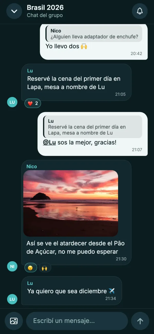 Chat del grupo con una respuesta, una mención, una foto y reacciones
