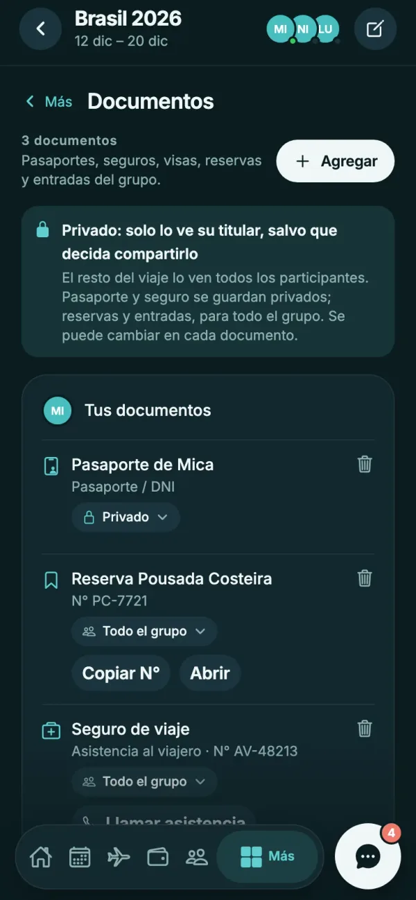 Documentos del viaje con el aviso de privacidad y un pasaporte privado